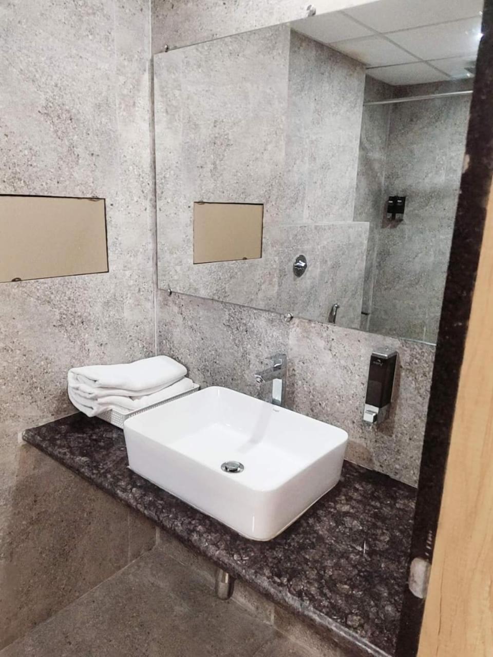 Hotel Grace Galaxy Мумбаи Экстерьер фото