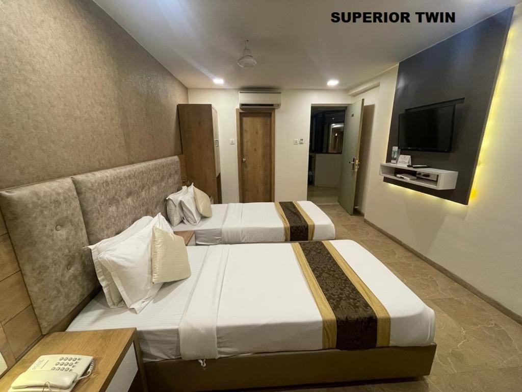 Hotel Grace Galaxy Мумбаи Экстерьер фото