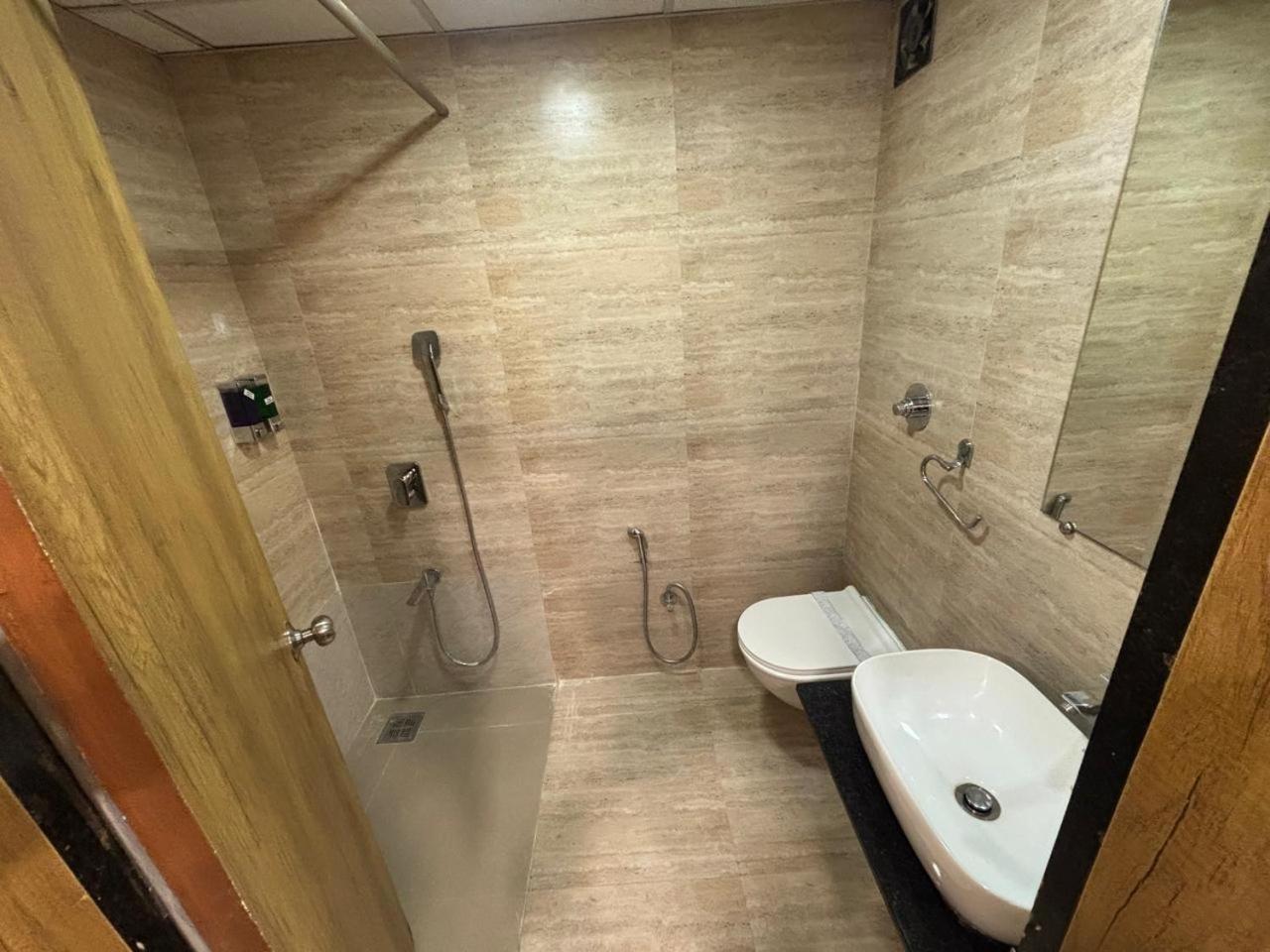 Hotel Grace Galaxy Мумбаи Экстерьер фото