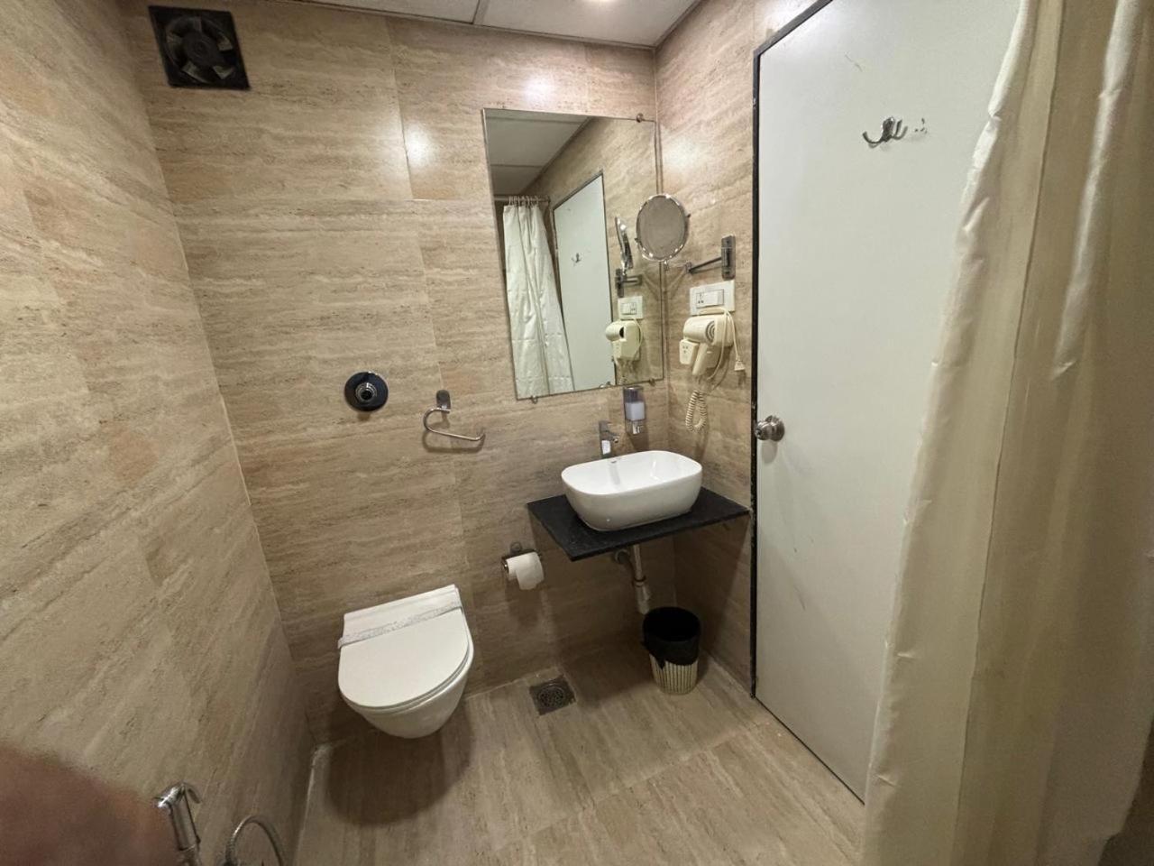 Hotel Grace Galaxy Мумбаи Экстерьер фото