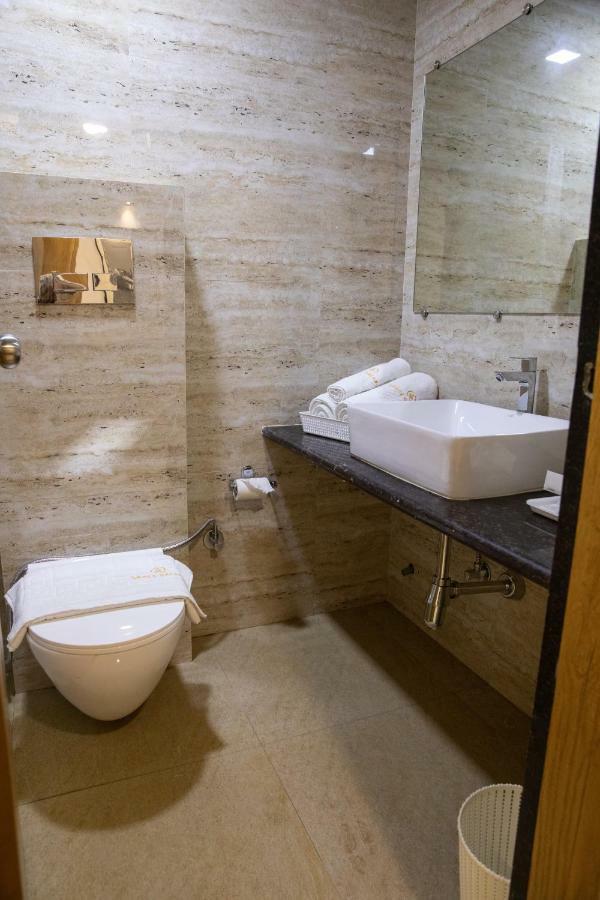Hotel Grace Galaxy Мумбаи Экстерьер фото
