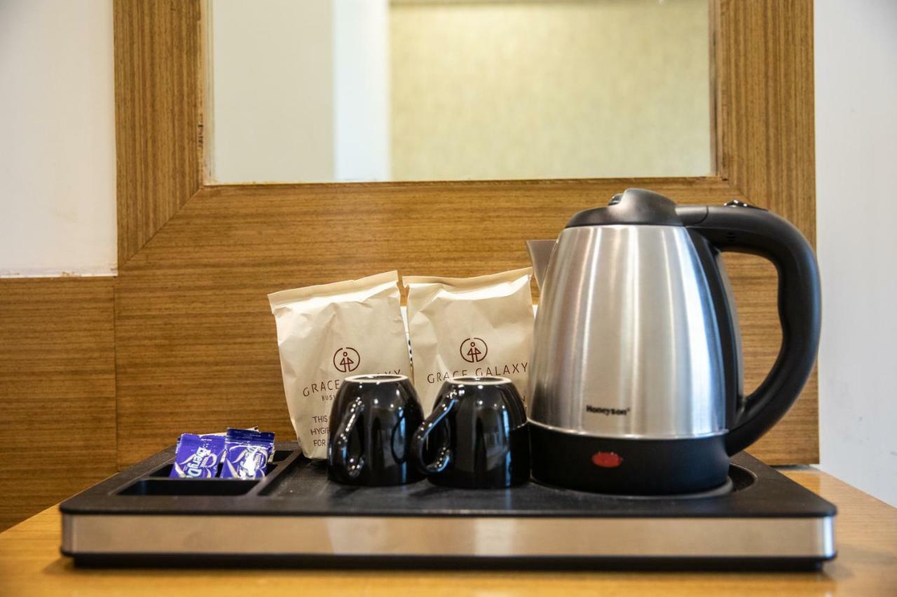 Hotel Grace Galaxy Мумбаи Экстерьер фото