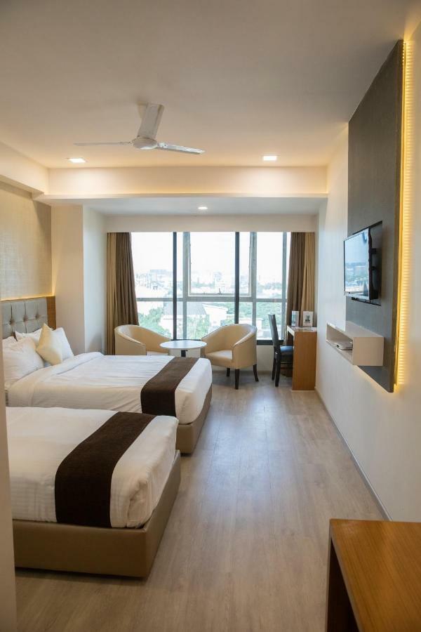 Hotel Grace Galaxy Мумбаи Экстерьер фото