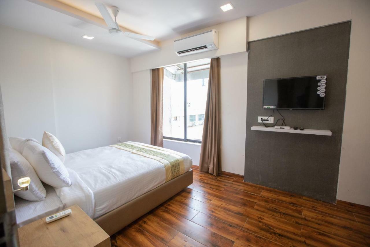 Hotel Grace Galaxy Мумбаи Экстерьер фото