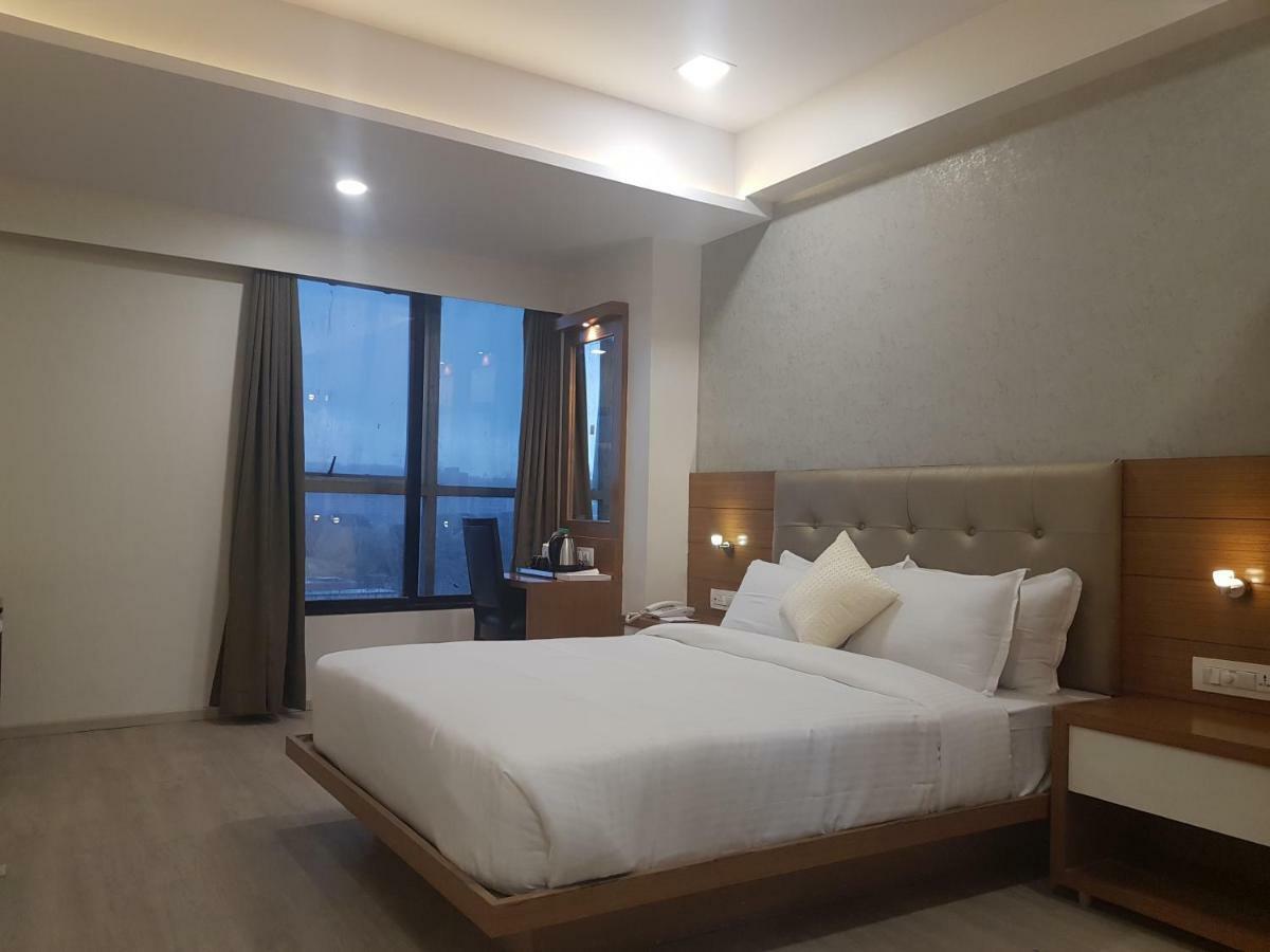 Hotel Grace Galaxy Мумбаи Экстерьер фото