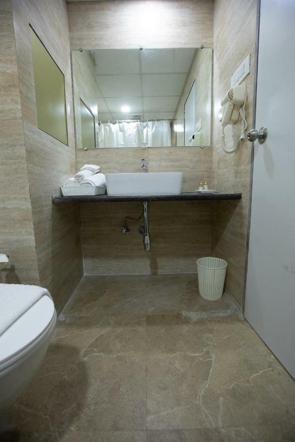 Hotel Grace Galaxy Мумбаи Экстерьер фото