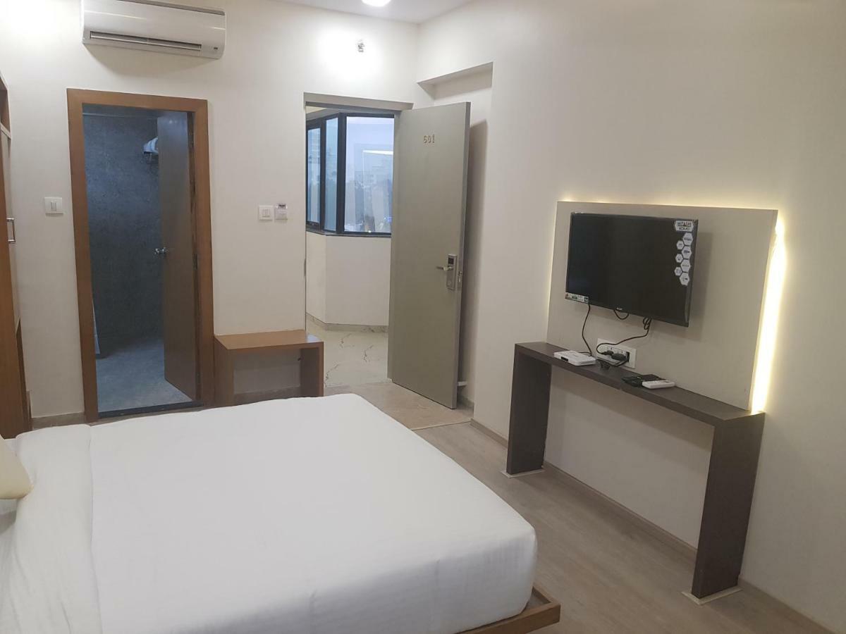 Hotel Grace Galaxy Мумбаи Экстерьер фото